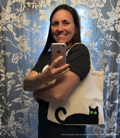 Deana models her Bella! tote bag.