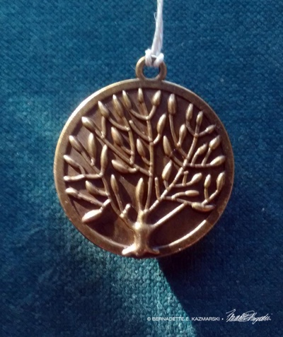 Roots cabochon, back.