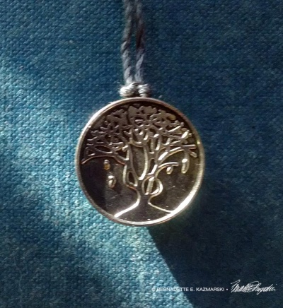 Roots cabochon, back.