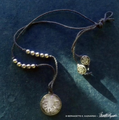 Roots small cabochon with cotton cord and beads.