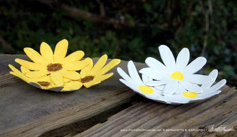Daisy and sunflower decorative dishes.
